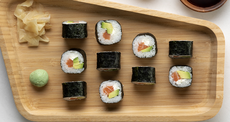 Sushi rolls με σολομό και αβοκάντο Άκης Πετρετζίκης